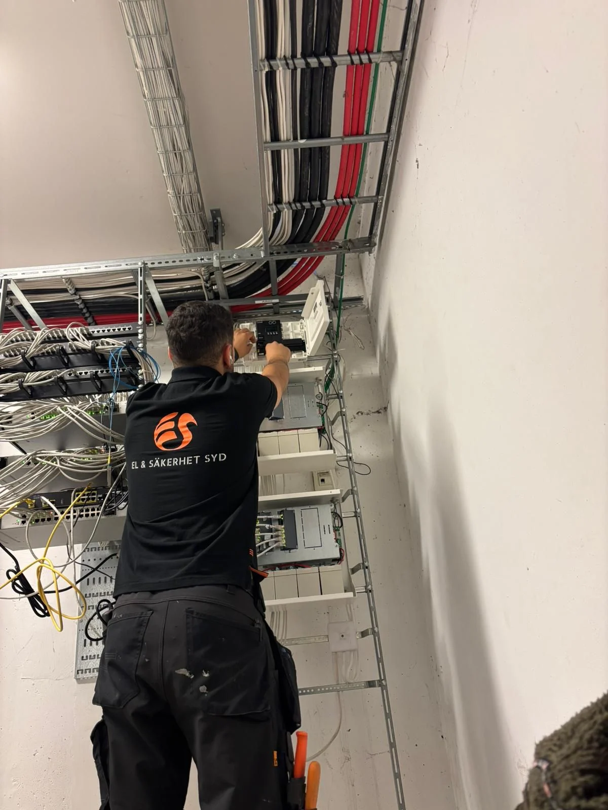 Elektriker Malmö installerar eluttag | El & Säkerhet Syd AB