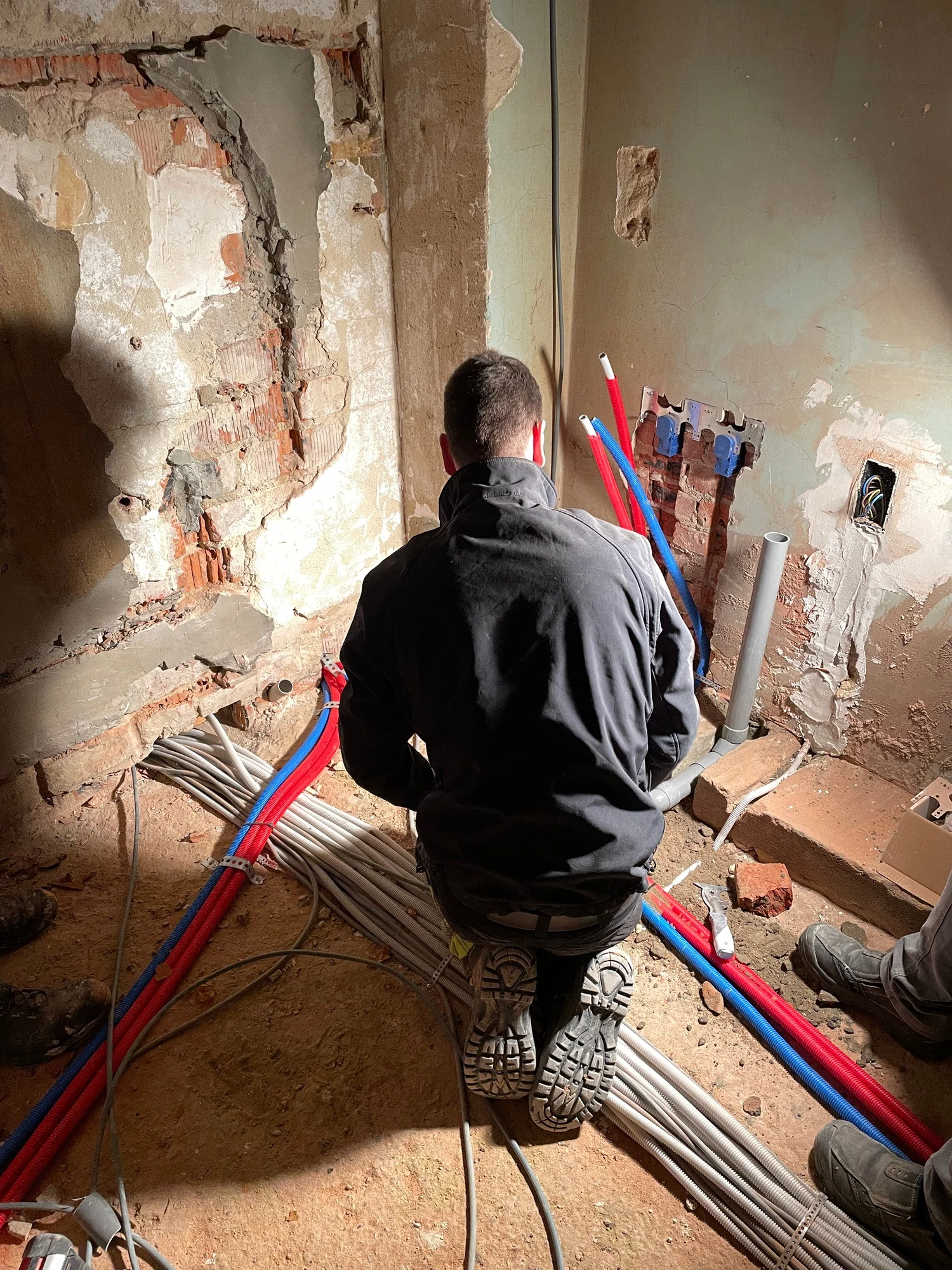 Elektriker I vellinge arbetar med att dra nya kablar i ett renoverat hus