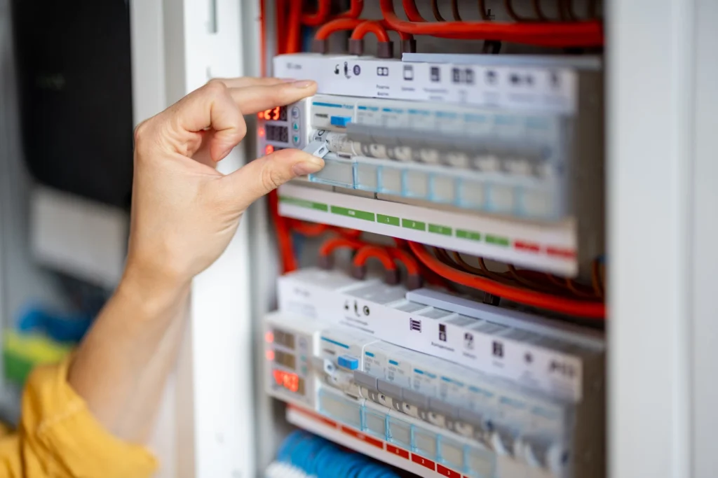 En nyinstallerad modern elcentral med automatsäkringar och jordfelsbrytare. Ett exempel på vad som ingår i priset vid byte från gammalt proppskåp.