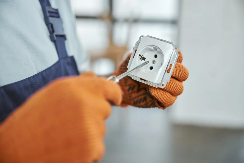 elektriker reparerar eluttag i Skåne